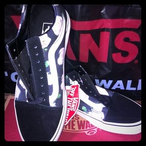 *NWT*Old Skool (Romantic Floral) Black Vans